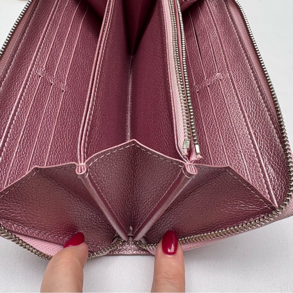 ❌SOLD❌ Louis Vuitton Lock Me Wallet in Crystal Rose Metallic Leather Zippy - Picture 8 of 17
